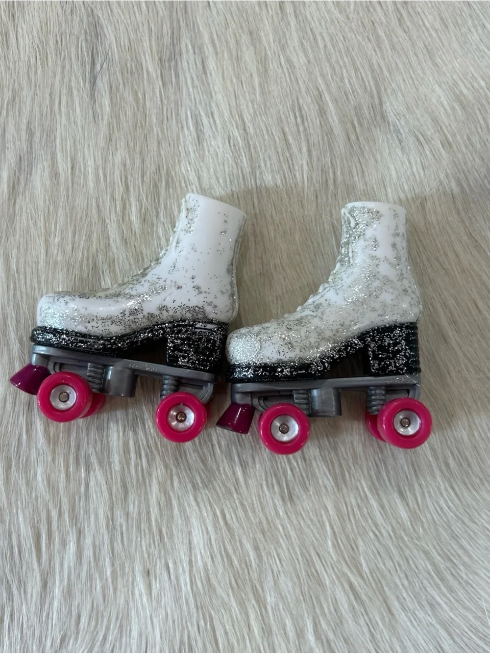 Bratz Doll Clothes Flashback Fever Yasmin White Pink Roller Skates Shoes